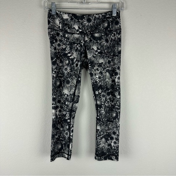 Lululemon Gray Black Flowabunga Floral Cropped Athletic Athleisure Leggings 4 - Picture 1 of 4
